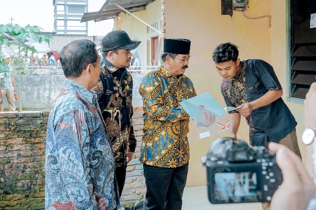 Menteri ATR, Hadi Tjahjanto, serahkan sertfikat tanah kepada warga di Medan Denai