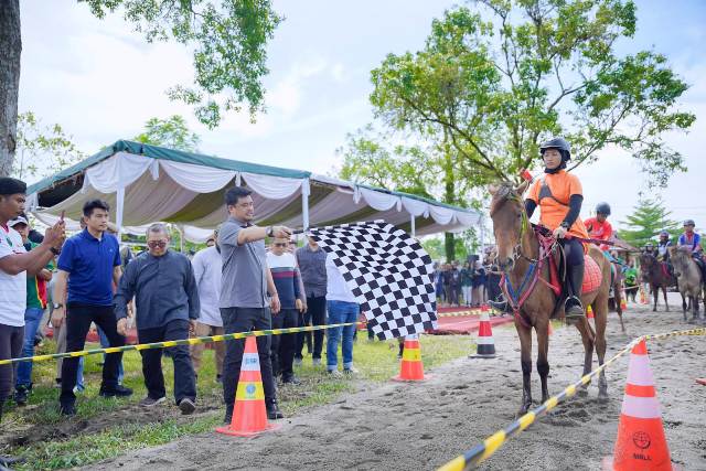 Wali Kota Medan, Bobby Nasution, melepas start peserta Horseback Archery Championship 2023
