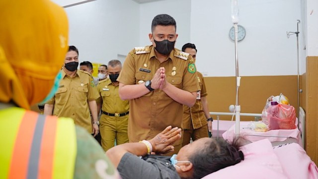 Wali Kota Medan, Bobby Nasution, melihat warga mendapatkan pelayanan kesehatan di rumah sakit melalui prgram JKBM