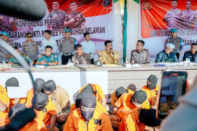 Wali Kota Medan, Bobby Nasution, memberikan keterangan di Mapolres Belawan