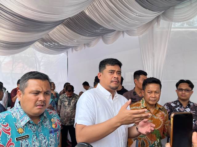 Wali Kota Medan, Bobby Nasution, memberikan keterangan usai groundbreaking pembangunan kolam retensi di USU
