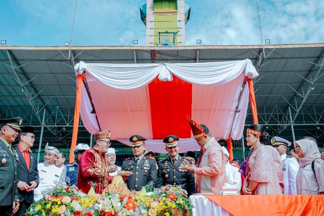 Wali Kota Medan, Bobby Nasution, memberikan tumpeng kepada Kapolrestabes Medan dan Kapolres Belawan