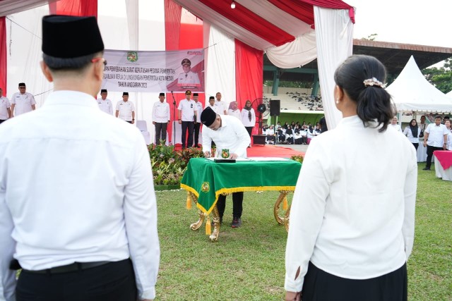 Wali Kota Medan, Bobby Nasution, menandatangani berita acara pelantikan guru PPPK 2022