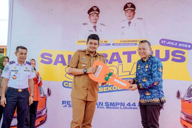 Wali Kota Medan, Bobby Nasution, serahkan kunci bus sekolah kepada Kadis Pendidikan, Laksamana Putra Siregar 1