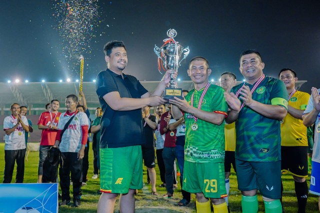 Wali Kota Medan, Bobby Nasution, serahkan piala kepada juara 1 turnamen Trantibum