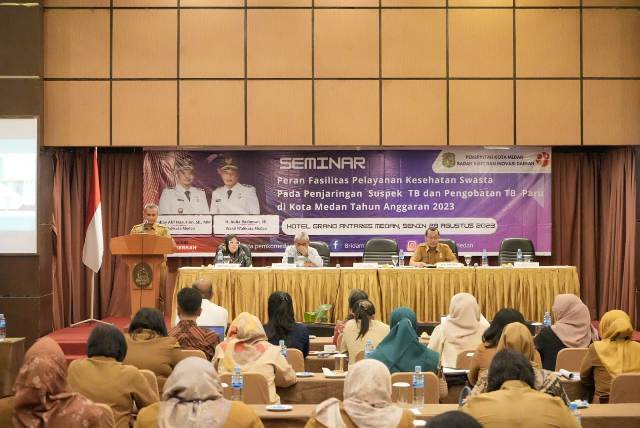 Asisten Pemerintahan Kota Medan, Muhammad Sofyan, pada Seminar Penjaringan dan Pngobatan TB Paru di Kota Medan