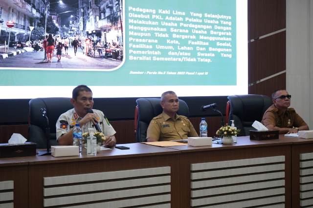 Kasatpol PP Kota Medan, Rakhmat AS Harahap, pada rapat Strategi Penataan PKL di Balai Kota Medan
