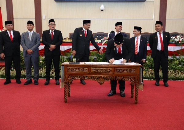 Ketua DPRD Medan, Hasyim, tandatangani KUA-PPAS P-APBD 2023