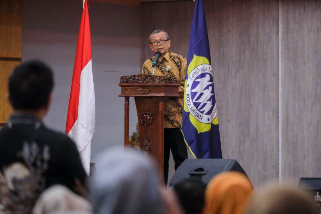 Ketua Lembaga Lansia Kota Medan, Renward Parapat, memberikan sambutan