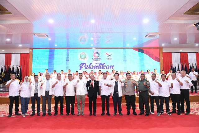 Ketua PB Akuatik Indonesia, Anindya Novyan Bakrie, foto bersama usai pelantikan pengurus Akuatik Indonesia Sumut