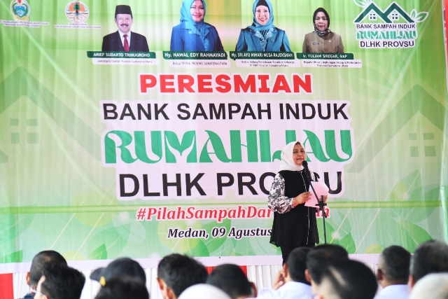 Ketua TP PKK Sumut, Nawal Lubis, berikan sambutan pada peresmian operasional Bank Sampah Induk Rumah Hijau di Kantor DLHK Sumut