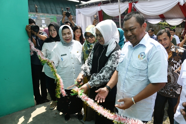 Ketua TP PKK Sumut, Nawal Lubis, menggunting pita meresmikan operasional Bank Sampah Induk Rumah Hijau di Kantor DLHK Sumut
