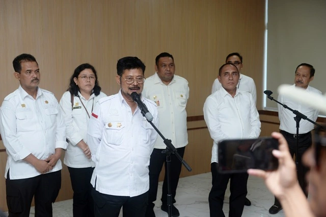 Menteri-Pertanian-RI_-Syahrul-Yasin-Limpo_-memberikan-keterangan-kepada-wartawan-di-Kantor-Gubernur-
