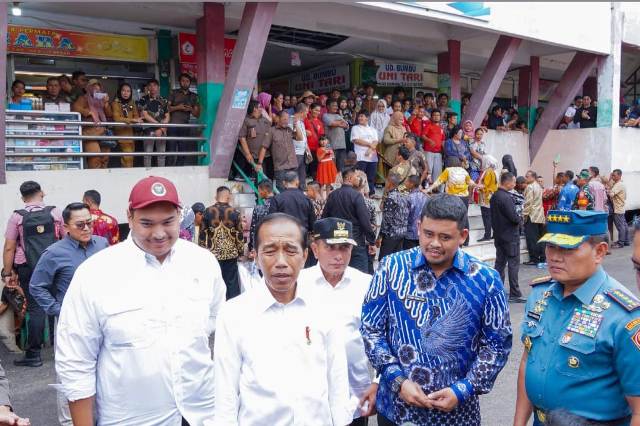 Presiden Jokowi meninjau harga bahan pangan di Pasar Sukaramai Medan