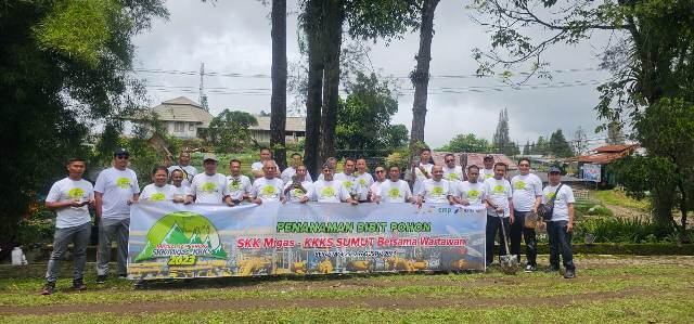SKK Migas bersama wartawan tanam pohon pada media gathering