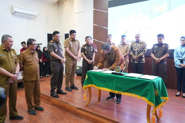 Salah satu developer perumahan menandatangani berita acara penyerahan PSU kepada Pemkot Medan