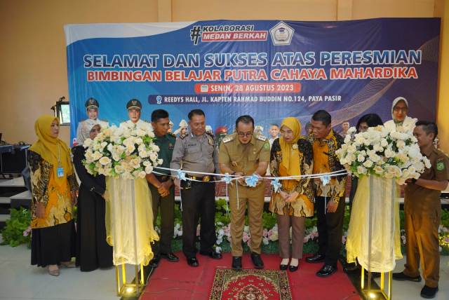 Wakil Wali Kota Medan, Aulia Rachman, gunting pita resmikan Bimbel Putra Cahaya Mahardika