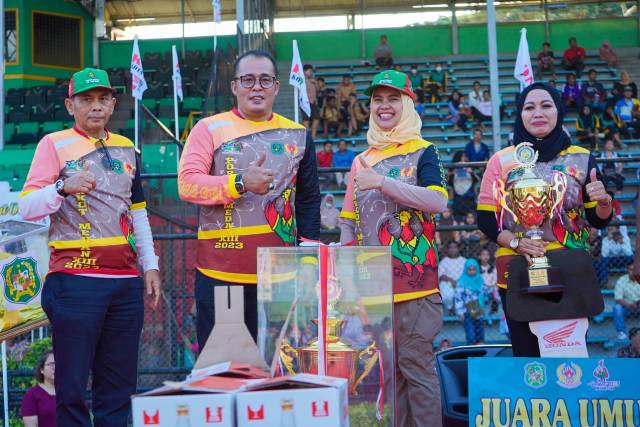 Wakil Wali Kota Medan, Aulia Rachman, menyerahkan piala juara umum pada penutupan Porkot XIII 2023