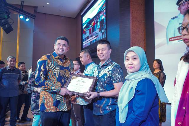 Wali Kota Medan, Bobby Nasution, berikan penghargaan kepada wajib pajak di Kota Medan