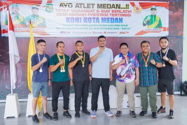 Wali Kota Medan, Bobby Nasution, foto bersama dengan para juara lomba menembak Porkot XIII