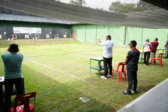 Wali Kota Medan, Bobby Nasution, ikuti lomba menembak Porkot XIII