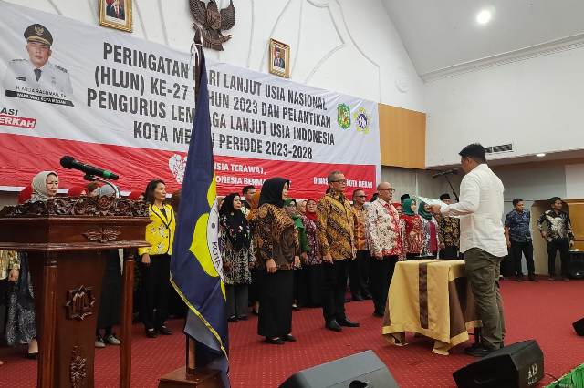 Wali Kota Medan, Bobby Nasution, lantik pengurus Lansia Kota Medan