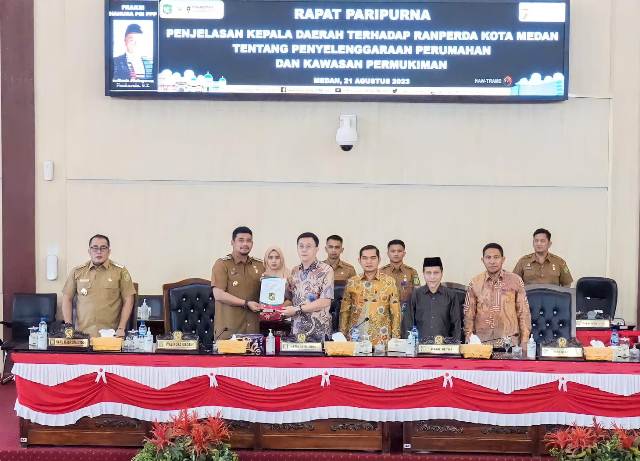 Wali Kota Medan, Bobby Nasution, sampaikan draf Ranperda Perkim kepada pimpinan DPRD
