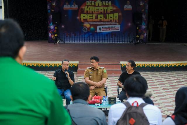 Wali Kota Medan, Bobby Nasution, sedang diskusi dengan pelaku seni di Kota Medan