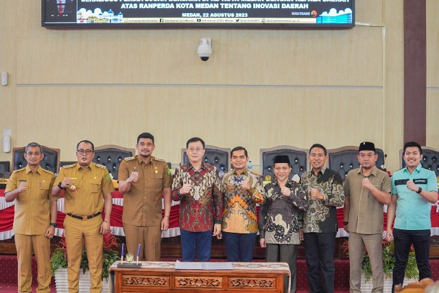 Wali Kota, Wakil Wali Kota dan pimpinan DPRD foto bersama usai pengesahan Perda Inovasi Daerah