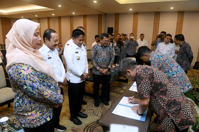 Pj Gubsu saksikan penandatangan kontrak Pembangunan Stadion Utama Sumut