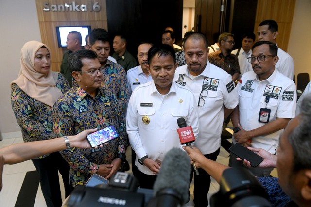 Pj Gubsu, Hassanudin, berikan keterangan usai penandatangan kontrak Pembangunan Stadion Utama PON 2024