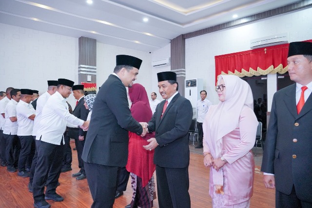 Wali Kota Medan, Bobby Nasution, beri ucapan selamat kepada pejabat eselon II yang dilantik