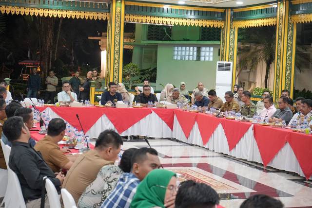 Wali Kota Medan, Bobby Nasution, memimpin rapat normalisasi Sungai Deli