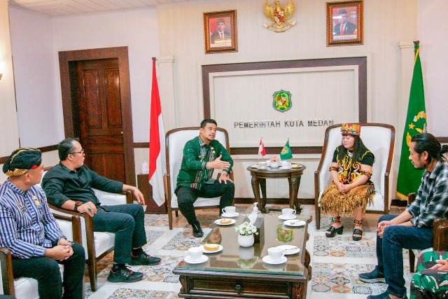 Wali Kota Medan, Bobby Nasution, menerima kunjungan Ida Dayak di Balai Kota