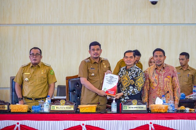 Wali Kota Medan, Bobby Nasution, serahkan nota jawaban atas pemandangan fraksi terhadap P-APBD 2023