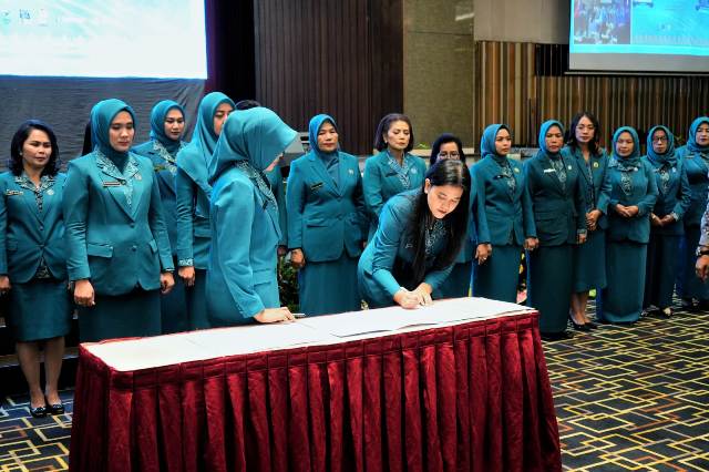 Kahiyang Ayu menandatangani berita acara pengukuhan menjadi Bunda Posyandu Kota Medan