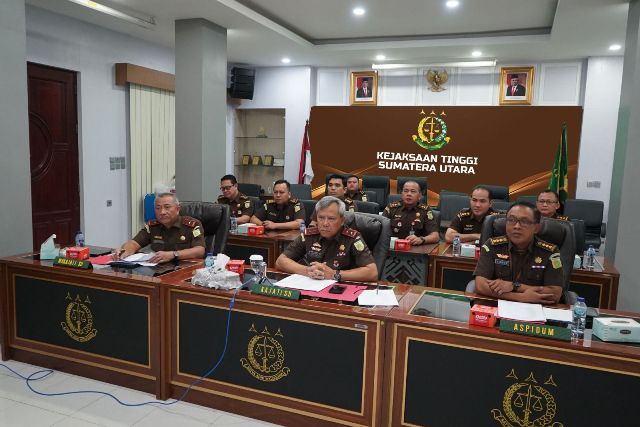 Kepala Kejaksaan Tinggi Sumatera Utara, Idianto, memberikan keterangan