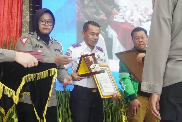 Kadis Perhubungan Kota Medan, Iswar Lubis, menerima penghargaan dari Kapolda Sumut