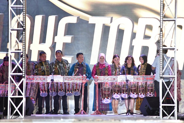 Pj Gubernur Sumut, Hassanudin, memukul taganding tanda dibukanya Lake Toba Fashion Week 2023
