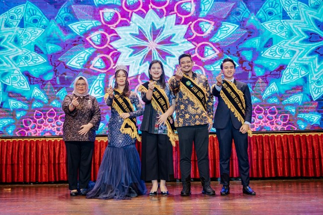 Wali-Kota-Medan-Bobby-Nasution-foto-bersama-pada-final-Duta-Genre-Kota-Medan-2023