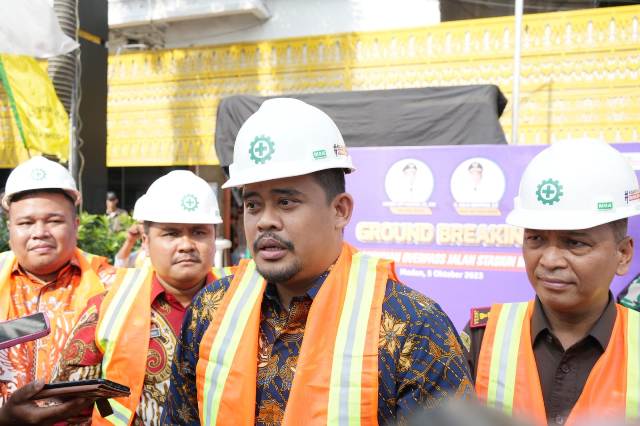 Wali Kota Medan, Bobby Nasution, memberikan keterangan usai groundbreaking pembangunan overpass Jalan Stasiun Medan