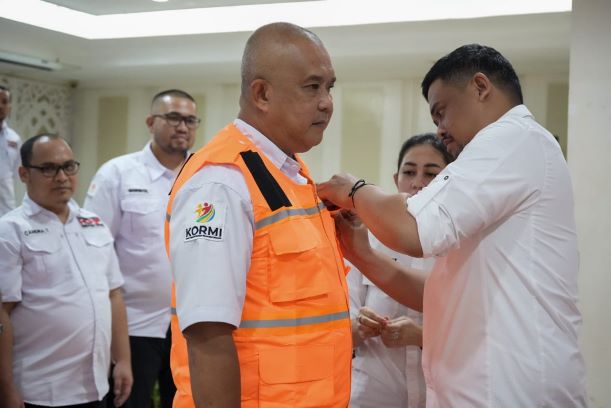 Wali Kota Medan, Bobby Nasution, menyematkan wing kepada pengurus daerah IOF yang dilantik