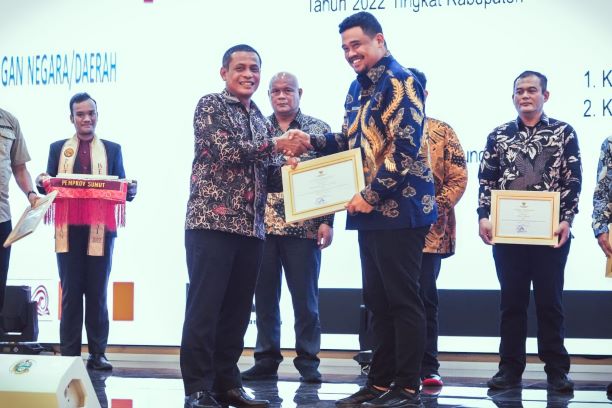 Wali Kota Medan, Bobby Nasution, terima penghargaan dari KPK RI