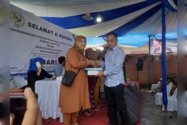 Anggota-DPRD-Medan-Fraksi-PAN-Sudari-berikan-souvenir-usai-gelar-Sosper-XI-TA-2023-di-Marelan-1