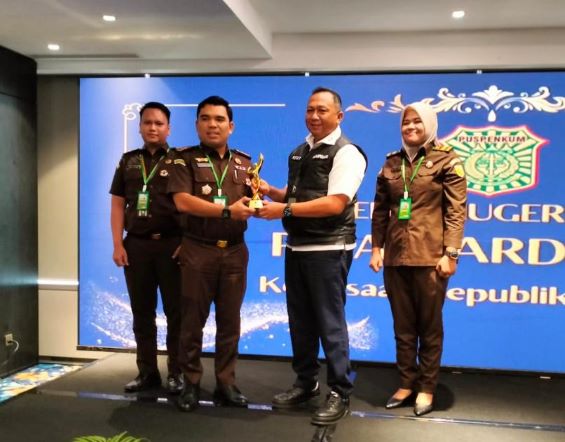 Kasi Penkum Kejati Sumut, Yos A Tarigan, terima penghargaan dari Kapuspenkum Kejagung RI, Dr. Ketut Sumedana