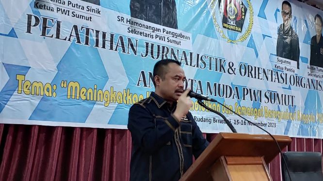 Ketua PWI Sumut, Farianda Putra Sinik, membuka pelatihan & orientasi anggota muda PWI
