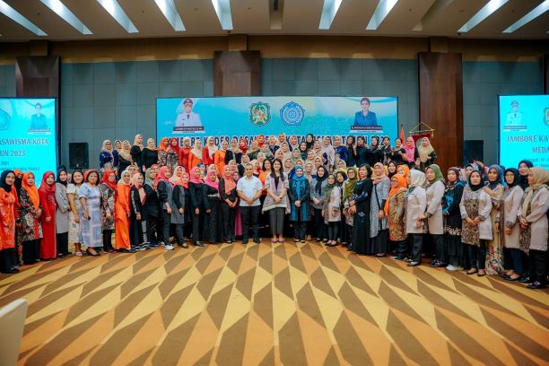 Ketua TP PKK Medan, Kahiyang Ayu, foto bersama dengan kader dasawisma