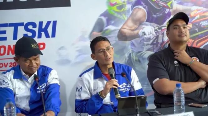 Menparekraf RI, Sandiaga Uno, memberikan keterangan pers di Balige Sumut