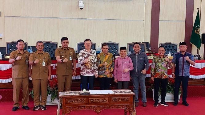 Pimpinan DPRD Kota Medan bersama Wali Kota Medan foto bersama usai pengesahan Perda PPA