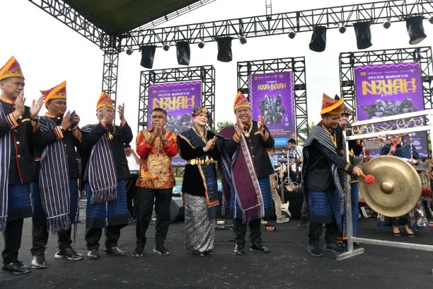 Pj Gubernur Sumut, Hassanudin, pukul gong membuka pesta Njuah-juah Kabupaten Dairi